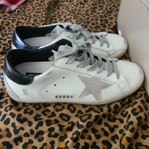Women's tennis shoes